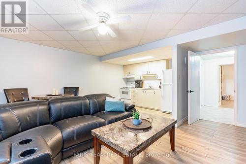 110 Chieftain Crescent, Barrie, ON - Indoor Photo Showing Living Room