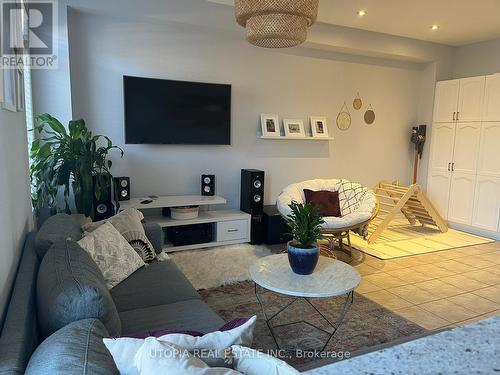 5405 Festival Drive, Mississauga, ON - Indoor Photo Showing Living Room