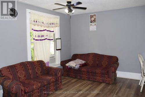 200 Talbot Street E, Aylmer (Ay), ON - Indoor Photo Showing Living Room