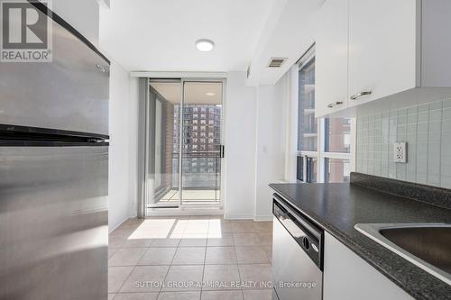 714 - 350 Red Maple Road, Richmond Hill, ON - Indoor Photo Showing Kitchen