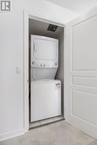 714 - 350 Red Maple Road, Richmond Hill, ON - Indoor Photo Showing Laundry Room