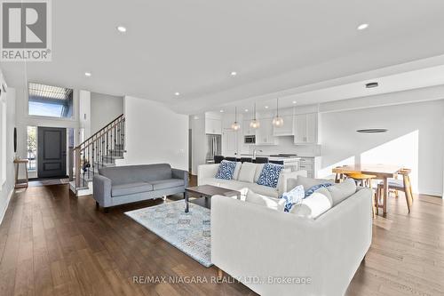 141 Susan Drive, Pelham, ON - Indoor Photo Showing Living Room