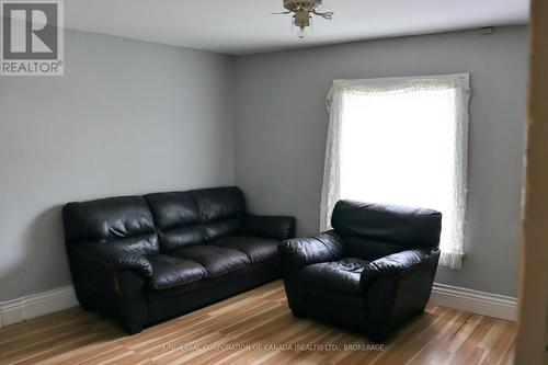 194 Talbot Street E, Aylmer (Ay), ON - Indoor Photo Showing Living Room