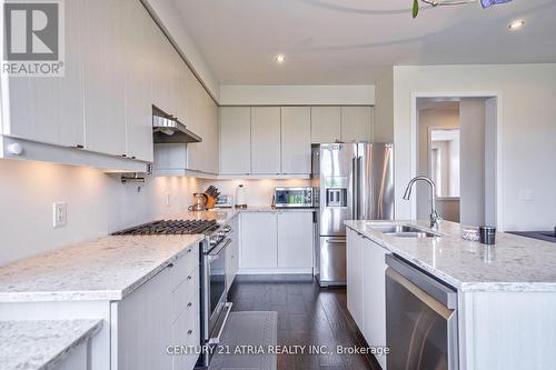 15 Anchusa Drive, Richmond Hill, ON - Indoor Photo Showing Kitchen With Double Sink With Upgraded Kitchen