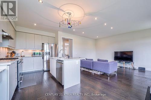 15 Anchusa Drive, Richmond Hill, ON - Indoor Photo Showing Kitchen