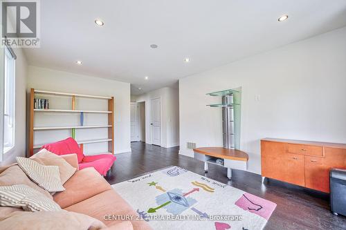 15 Anchusa Drive, Richmond Hill, ON - Indoor Photo Showing Living Room