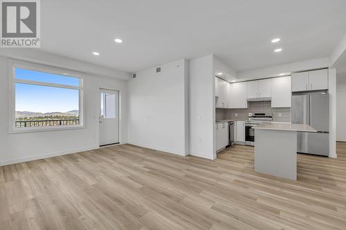 1057 Frost Road Unit# 317, Kelowna, BC - Indoor Photo Showing Kitchen