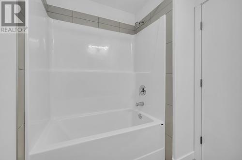 1057 Frost Road Unit# 317, Kelowna, BC - Indoor Photo Showing Bathroom