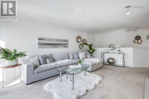 1886 Parkview Crescent Unit# 25, Kelowna, BC - Indoor Photo Showing Living Room