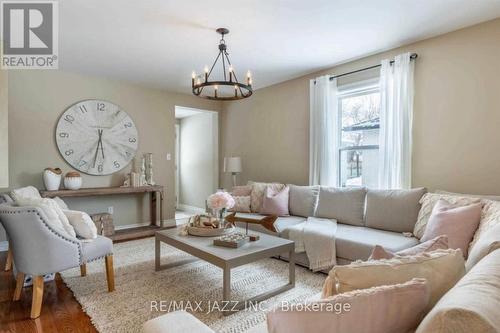 264 Mary Street, Scugog (Port Perry), ON - Indoor Photo Showing Living Room