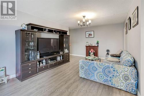 501 - 135 Marlee Avenue, Toronto, ON - Indoor Photo Showing Living Room