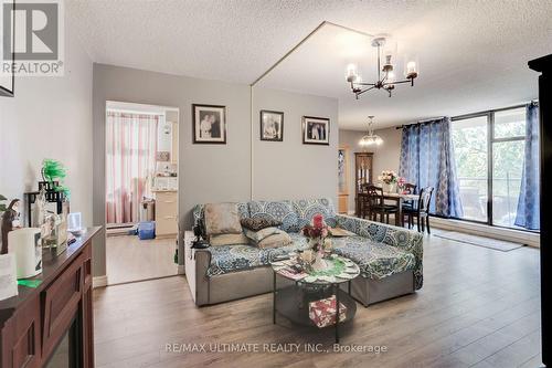 501 - 135 Marlee Avenue, Toronto, ON - Indoor Photo Showing Living Room