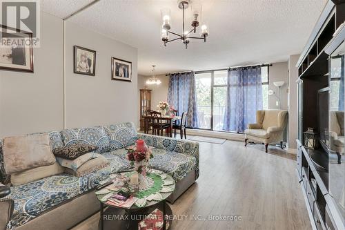 501 - 135 Marlee Avenue, Toronto, ON - Indoor Photo Showing Living Room