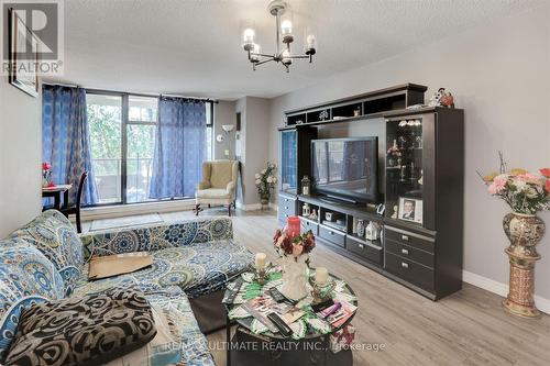 501 - 135 Marlee Avenue, Toronto, ON - Indoor Photo Showing Living Room