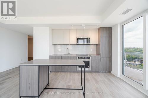 1305 - 220 Missinnihe Way, Mississauga, ON - Indoor Photo Showing Kitchen