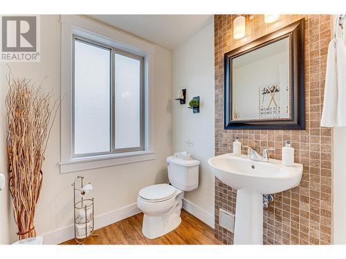 130 Arnica Lane, Vernon, BC - Indoor Photo Showing Bathroom