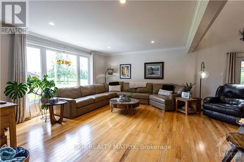 3172 8Th Line Road, Ottawa, ON - Indoor Photo Showing Living Room