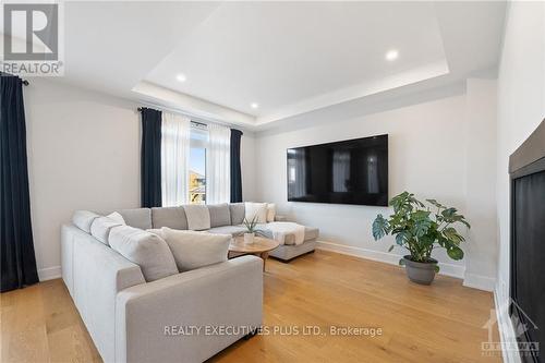 1299 Diamond Street, Clarence-Rockland, ON - Indoor Photo Showing Living Room