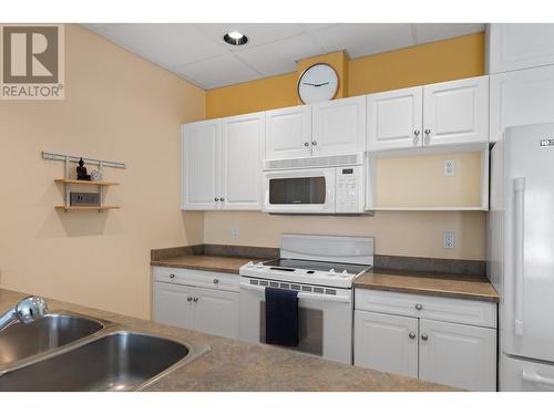 2288 Benvoulin Road Unit# 312, Kelowna, BC - Indoor Photo Showing Kitchen With Double Sink