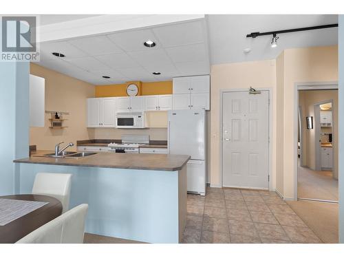 2288 Benvoulin Road Unit# 312, Kelowna, BC - Indoor Photo Showing Kitchen With Double Sink