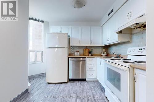 2306 - 55 Centre Avenue, Toronto, ON - Indoor Photo Showing Kitchen