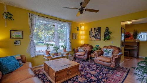 1008 Wilson Avenue, Kelowna, BC - Indoor Photo Showing Living Room