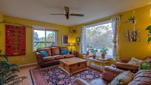 1008 Wilson Avenue, Kelowna, BC - Indoor Photo Showing Living Room