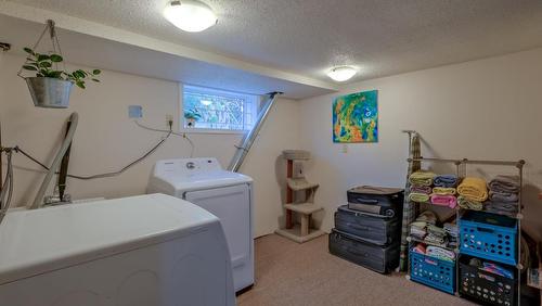 1008 Wilson Avenue, Kelowna, BC - Indoor Photo Showing Laundry Room