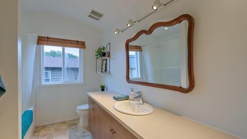 1008 Wilson Avenue, Kelowna, BC - Indoor Photo Showing Bathroom