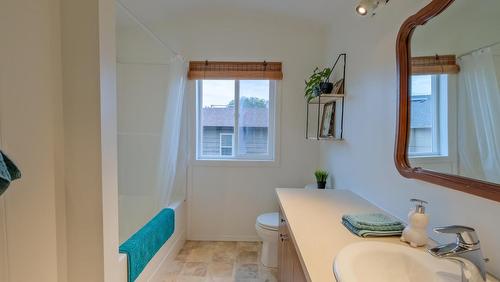 1008 Wilson Avenue, Kelowna, BC - Indoor Photo Showing Bathroom