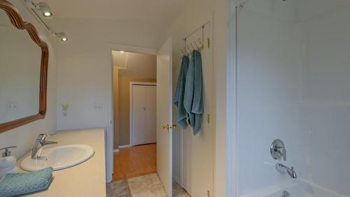 1008 Wilson Avenue, Kelowna, BC - Indoor Photo Showing Bathroom