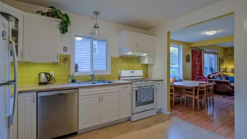 1008 Wilson Avenue, Kelowna, BC - Indoor Photo Showing Kitchen With Double Sink