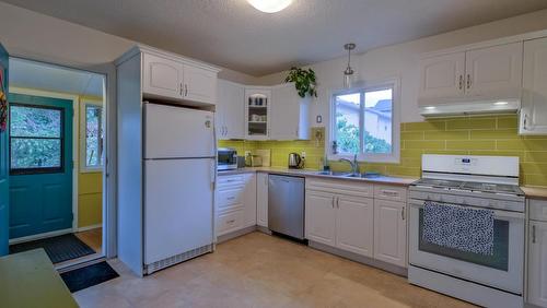 1008 Wilson Avenue, Kelowna, BC - Indoor Photo Showing Kitchen With Double Sink