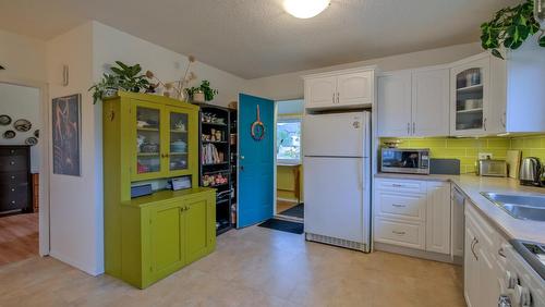 1008 Wilson Avenue, Kelowna, BC - Indoor Photo Showing Kitchen With Double Sink