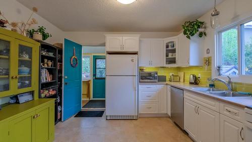 1008 Wilson Avenue, Kelowna, BC - Indoor Photo Showing Kitchen With Double Sink