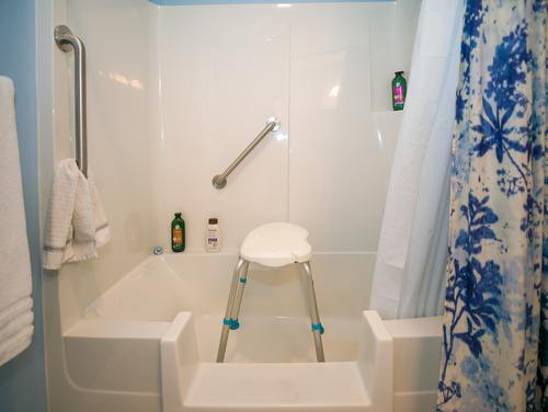 104-3805 30 Avenue, Vernon, BC - Indoor Photo Showing Bathroom