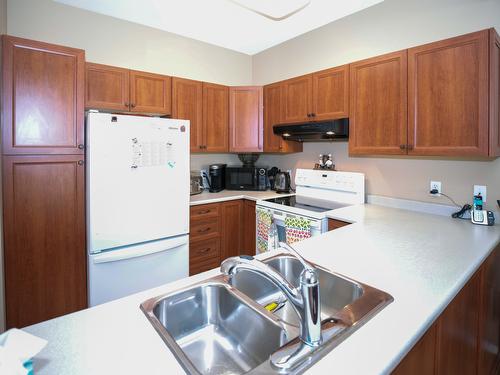 104-3805 30 Avenue, Vernon, BC - Indoor Photo Showing Kitchen With Double Sink