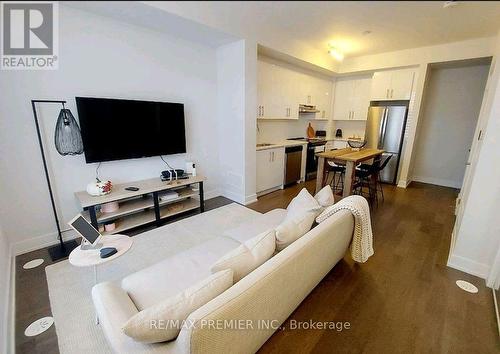 L106 - 9560 Islington Avenue, Vaughan, ON - Indoor Photo Showing Living Room