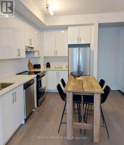 L106 - 9560 Islington Avenue, Vaughan, ON - Indoor Photo Showing Kitchen