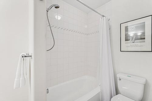 306-680 Doyle Avenue, Kelowna, BC - Indoor Photo Showing Bathroom