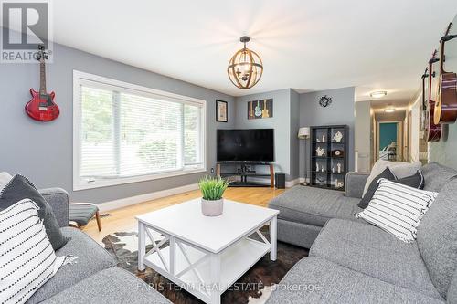 220 Moonstone Road E, Oro-Medonte, ON - Indoor Photo Showing Living Room