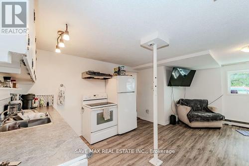 3 Wellington Street, Bracebridge, ON - Indoor Photo Showing Kitchen