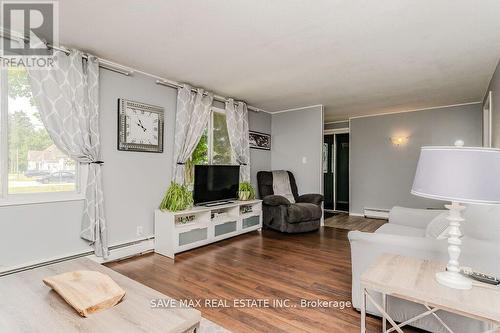 3 Wellington Street, Bracebridge, ON - Indoor Photo Showing Living Room