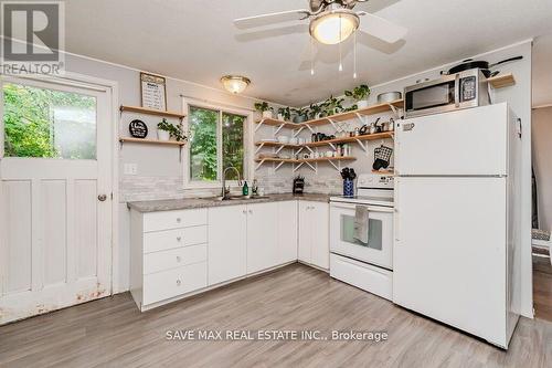 3 Wellington Street, Bracebridge, ON - Indoor Photo Showing Kitchen