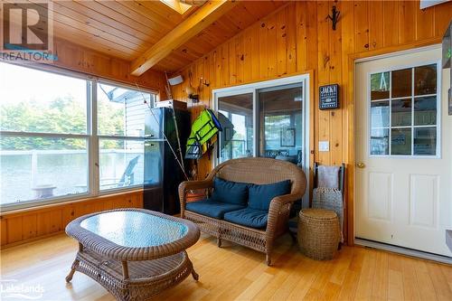 317 Haskett'S Drive, Georgian Bay, ON - Indoor Photo Showing Living Room