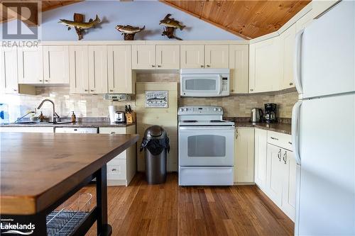 317 Haskett'S Drive, Georgian Bay, ON - Indoor Photo Showing Kitchen