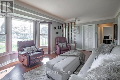 11 Rendale Avenue, St. Catharines, ON - Indoor Photo Showing Living Room