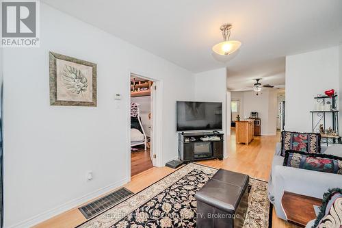 80 East 33Rd Street, Hamilton, ON - Indoor Photo Showing Living Room