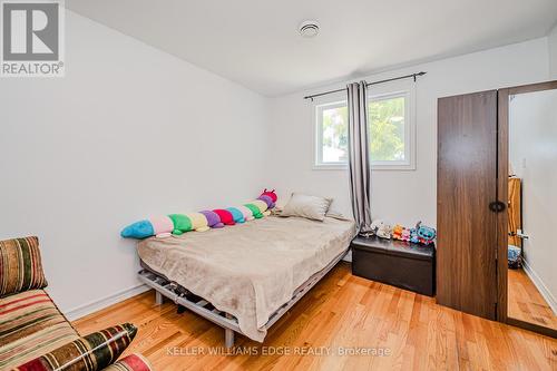 80 East 33Rd Street, Hamilton, ON - Indoor Photo Showing Bedroom