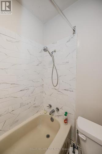 80 East 33Rd Street, Hamilton, ON - Indoor Photo Showing Bathroom